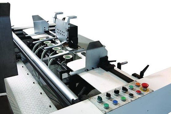 1650 X 1200mm αυτόματη ζαρωμένη τεμαχίζοντας μηχανή κιβωτίων με το γδύσιμο