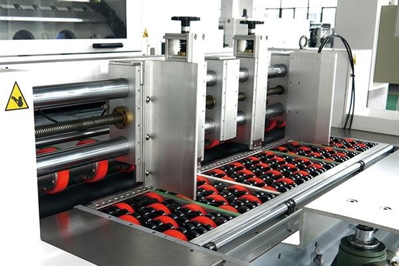 1650 X 1200mm αυτόματη ζαρωμένη τεμαχίζοντας μηχανή κιβωτίων με το γδύσιμο