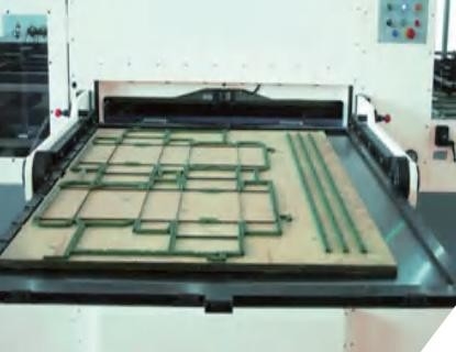 1650 X 1200mm αυτόματη τεμαχίζοντας μηχανή σφράγισης φύλλων αλουμινίου με το γδύσιμο