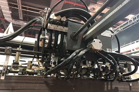 1650 X 1200mm αυτόματη ζαρωμένη τεμαχίζοντας μηχανή κιβωτίων με το γδύσιμο
