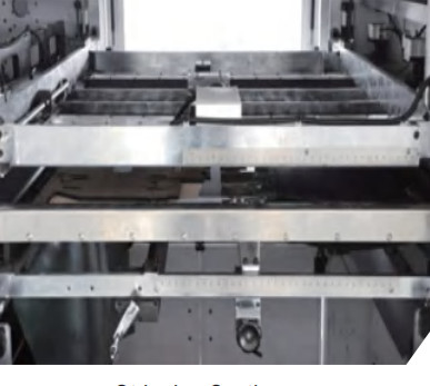 1650 X 1200mm αυτόματη τεμαχίζοντας μηχανή σφράγισης φύλλων αλουμινίου με το γδύσιμο