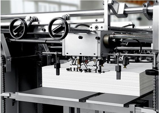 180-350gm φύλλο τετράγωνο κάτω ψώνια τσάντα χαρτιού σχηματισμού μηχανή με τρύπες χειριστή