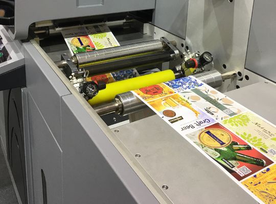 Ψηφιακός εκτυπωτής inkjet με UV βερνίρισμα και τυπογραφία φύλλου μέγιστη ταχύτητα εκτύπωσης 50m/min για την επιχρίωση ετικέτας