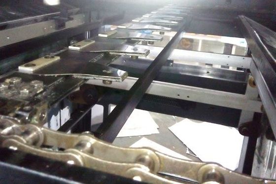 Γδύσιμο της επίπεδης βάσης τεμαχίζοντας μηχανής απαλοιφής για την αποτύπωση σε ανάγλυφο Carboard
